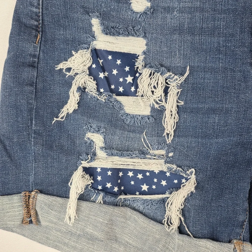 Judy Blue Shorts Womens Size 1XL Distressed Star Patch Medium Wash Cuffed Hem - Picture 6 of 11